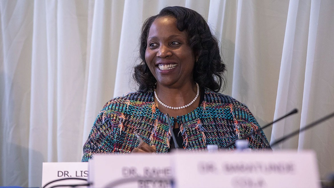 Eski ekonomistler Cook'un görevde kalmasını istedi