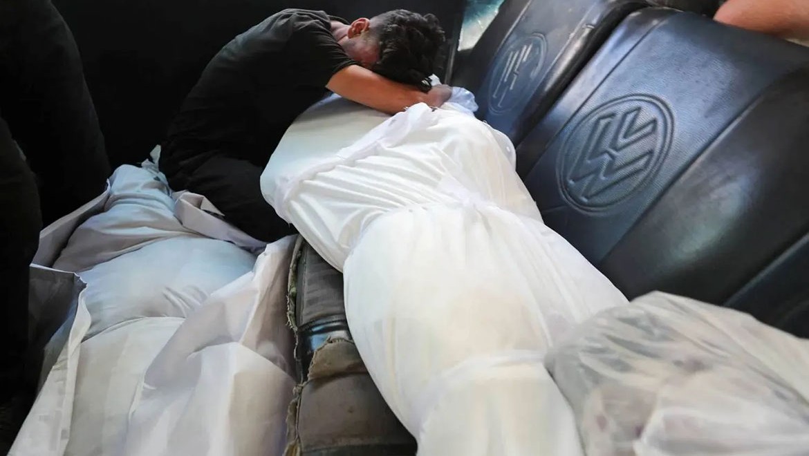 İsrail, Gazze Şeridi'nde onlarca kişiyi öldürdü