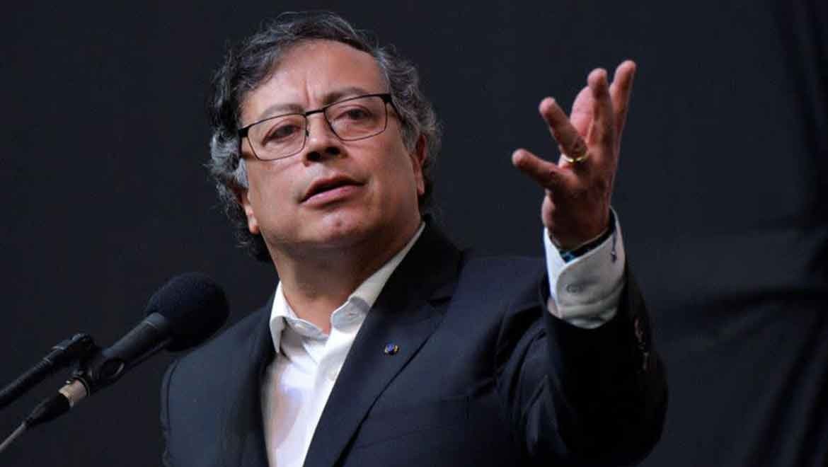 Göçmenlerin sınır dışı edilme şeklini "toplama kamplarına" benzetti