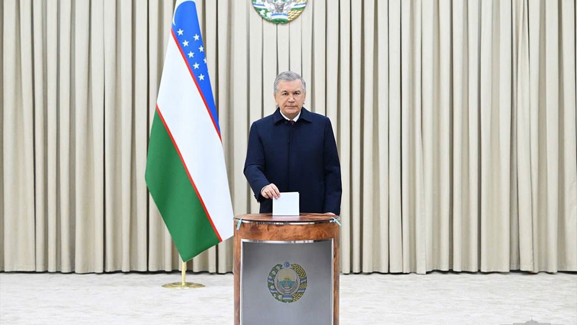 Özbekistan halkı genel seçim için sandık başında