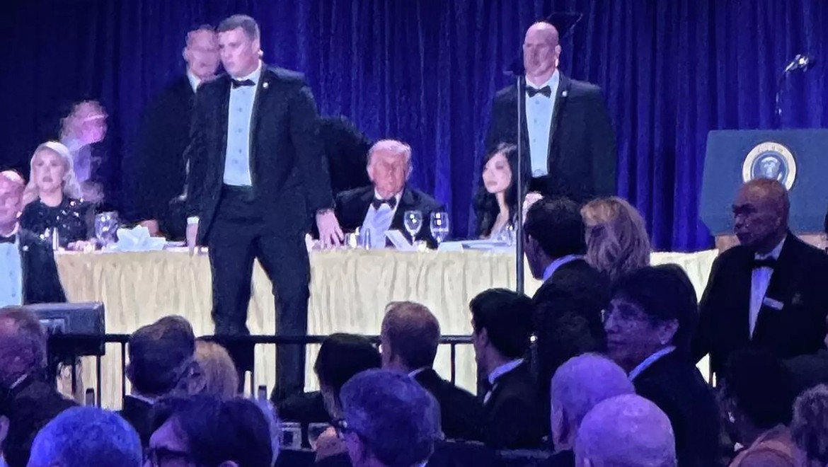 Beyaz Saray yemeğinde silah sesleri: Trump salondan çıkartıldı