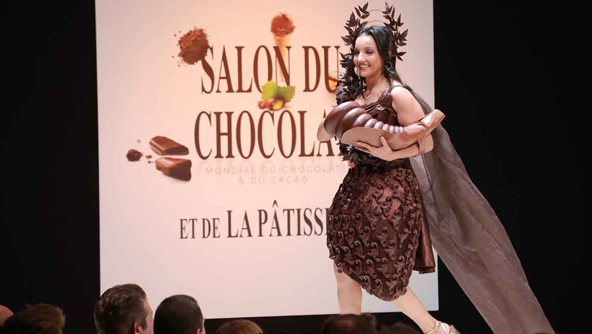 Çikolata elbiselerle defile