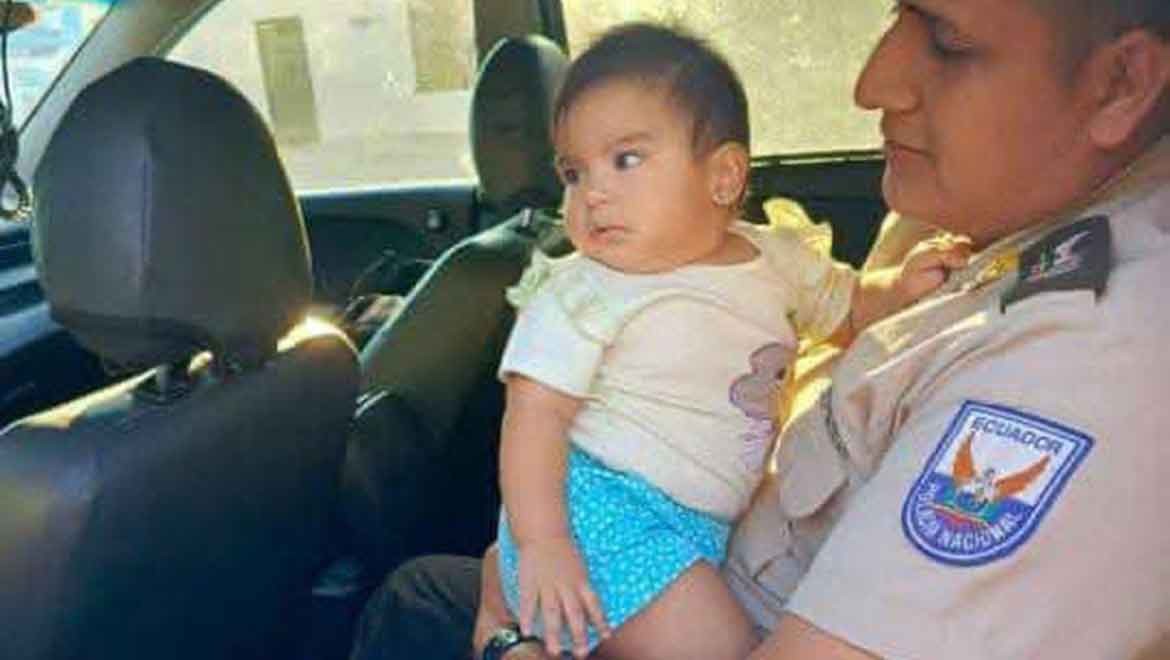 Annesi öldürülen bebek yolda emeklerden bulundu