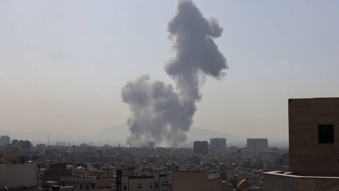 Tahran'da 2 ayrı patlama sesi duyuldu