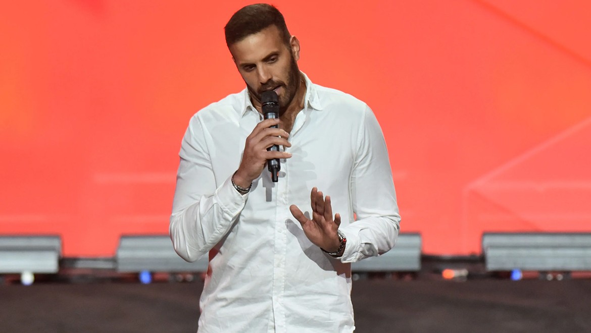 Gazeteciyi darbeden Yunan milletvekili, AP grubundan çıkarıldı