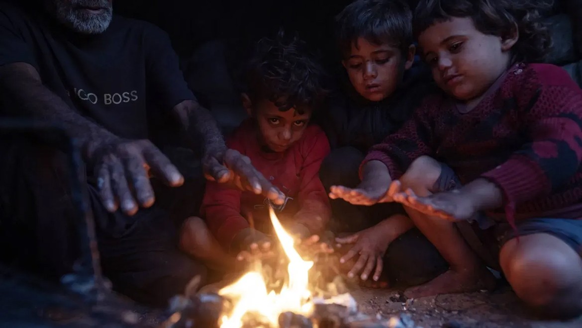 Filistinliler, dondurucu soğukta açık havada uyuyorlar