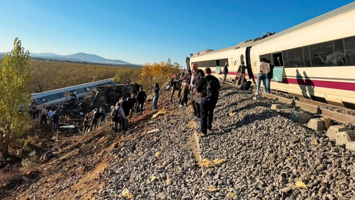 İspanya'da iki hızlı tren çarpıştı: En az 10 kişi öldü