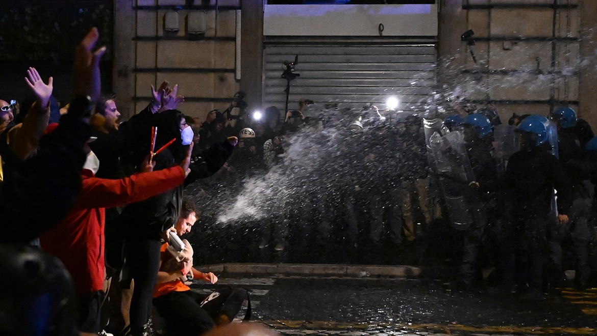İtalya'da protestolarda polisle göstericiler arasında arbede yaşandı