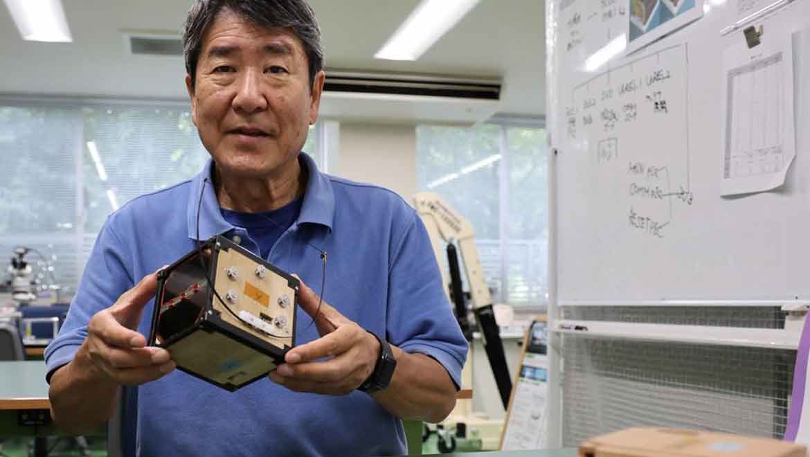 Dünyanın ilk ahşap uydusu uzaya fırlatıldı