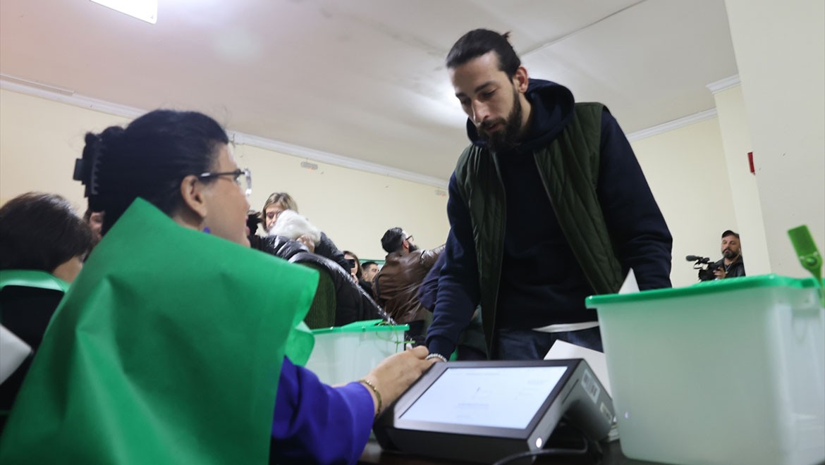 Gürcistan'da parlamento seçimi için oy verme başladı