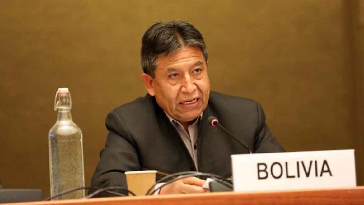 Bolivya Başkan Yardımcısı'na mecliste domates atıldı