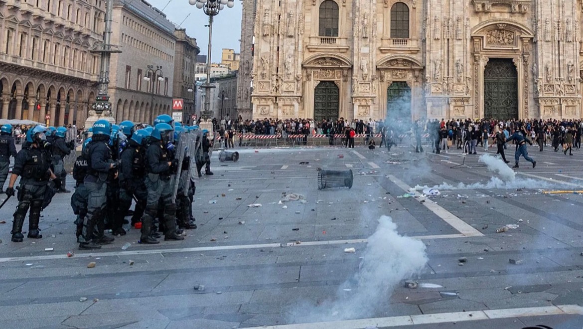 Milano'da polisle çatışma, kırılan vitrinler, yağmalanan mağazalar