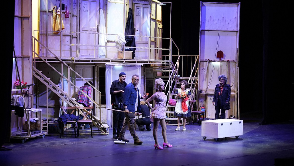 Sezonun en kahkahalı komedisi sahneye çıktı!