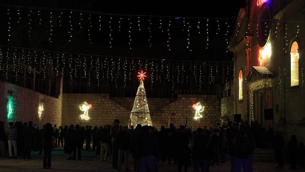 İdlib'de 14 yıl sonra Noel ışıklandırması yapıldı