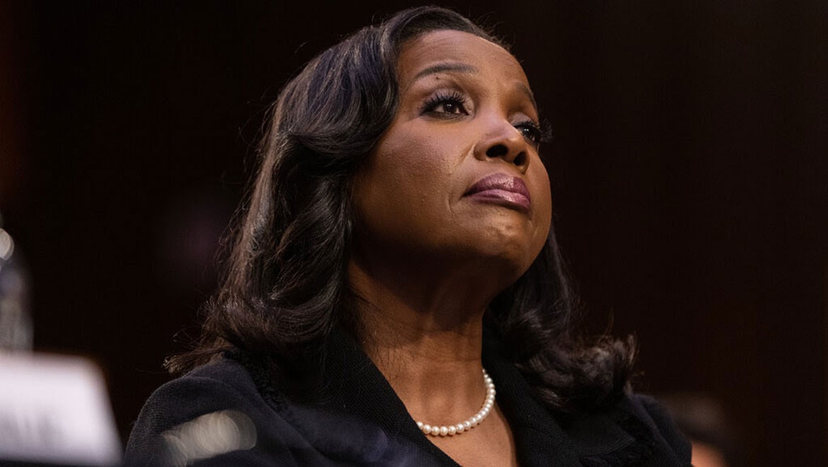 Görevden alınmasını engellemek için Trump'a dava açtı