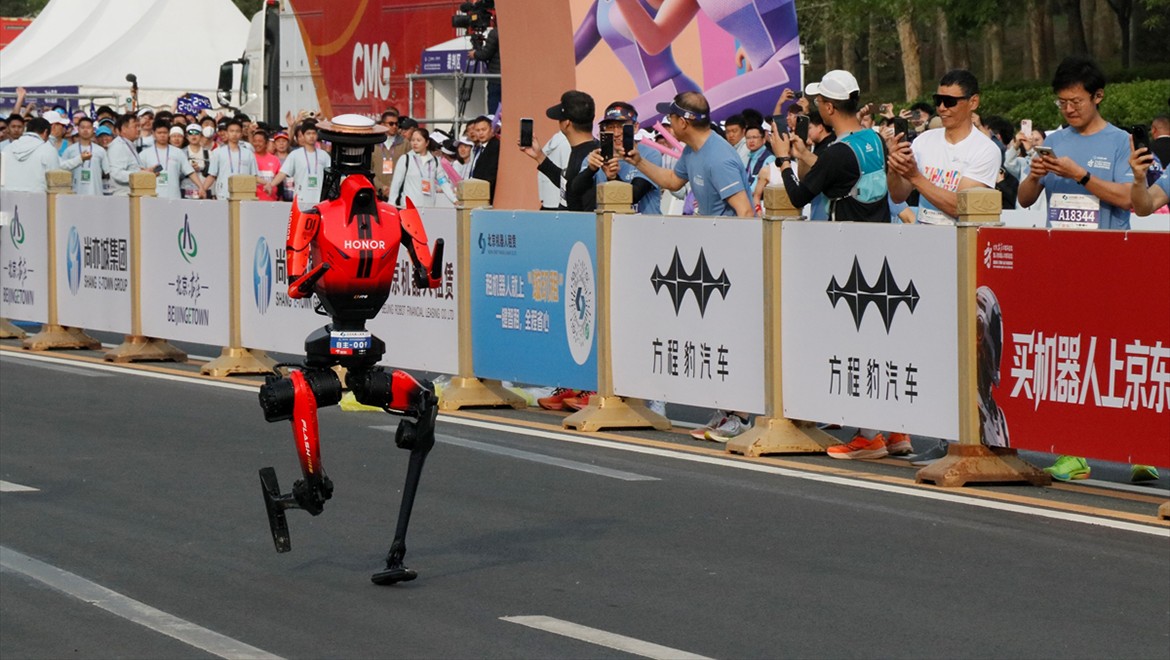 Çin'de insansı robotlar yarı maraton dünya rekorunu kırdı
