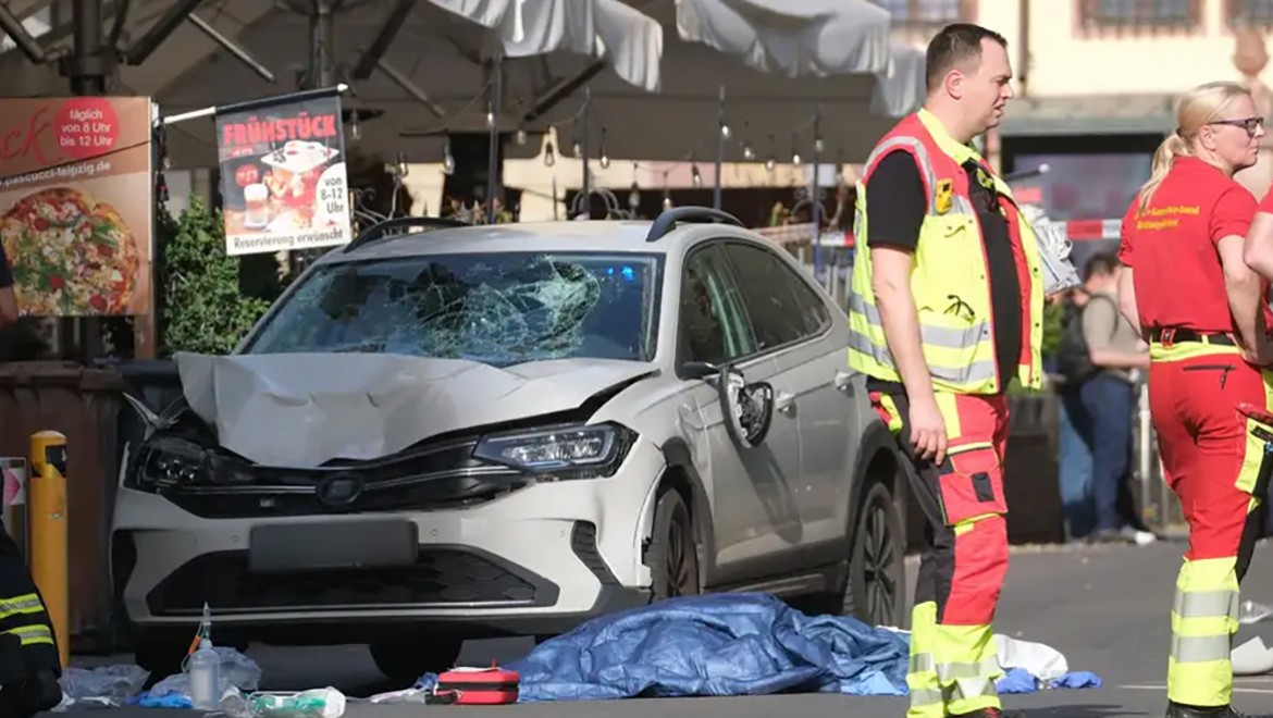 Leipzig'de araç yayaların üzerine daldı, 2ölü