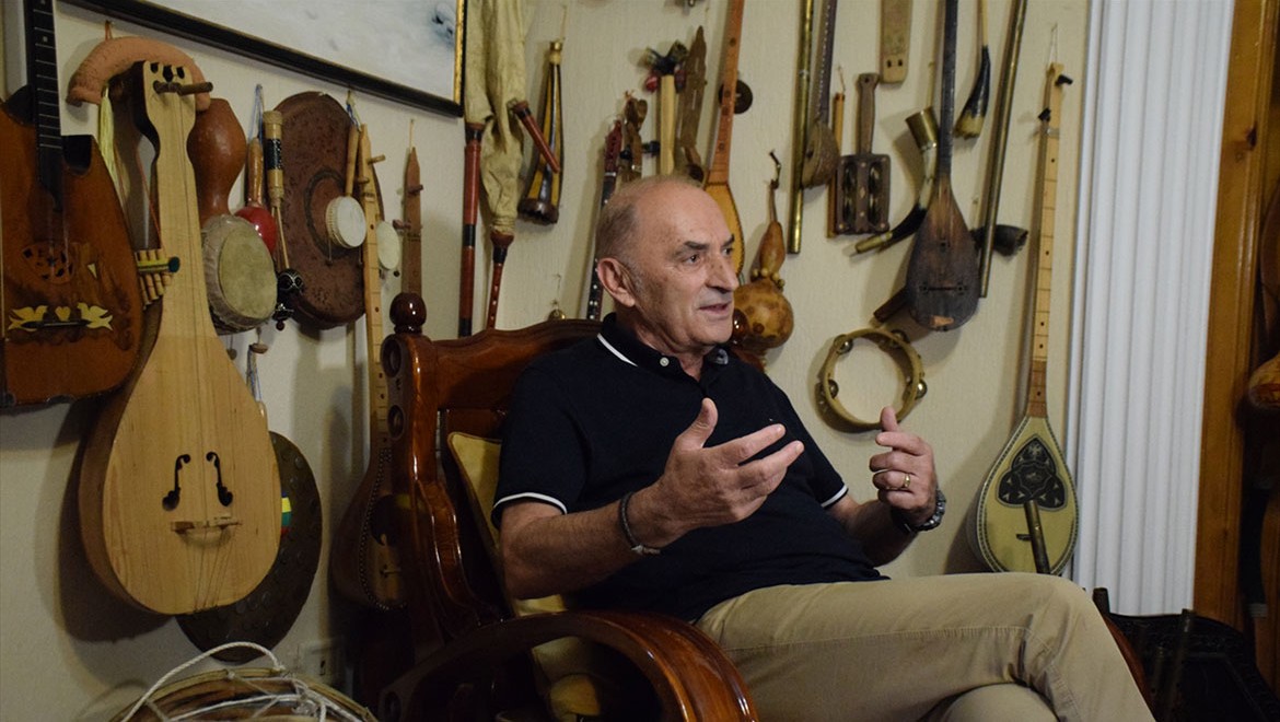 40 yılı aşkın süredir geleneksel enstrümanlar topluyor