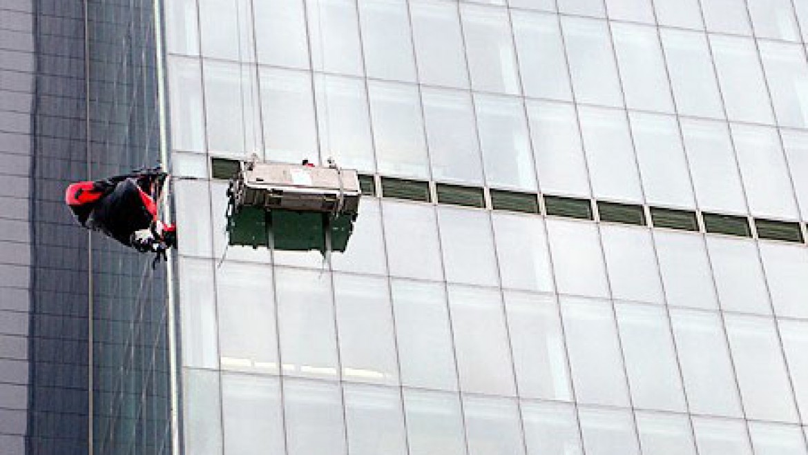 Gökdelende takılı kalan paraşütçü kurtarıldı