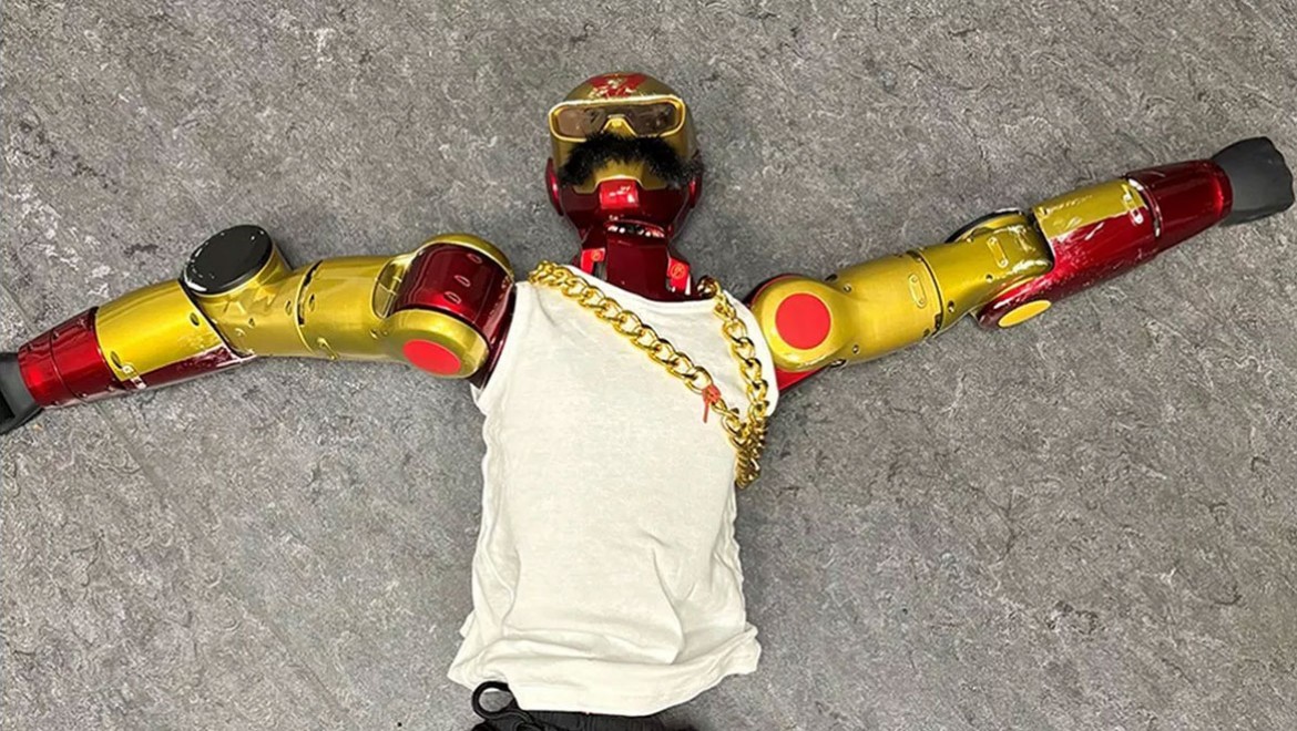 Skandal: Polis tacizci robota el koydu