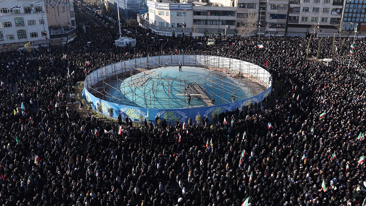 İran'da Hamaney'in ölümünün ardından gösteriler