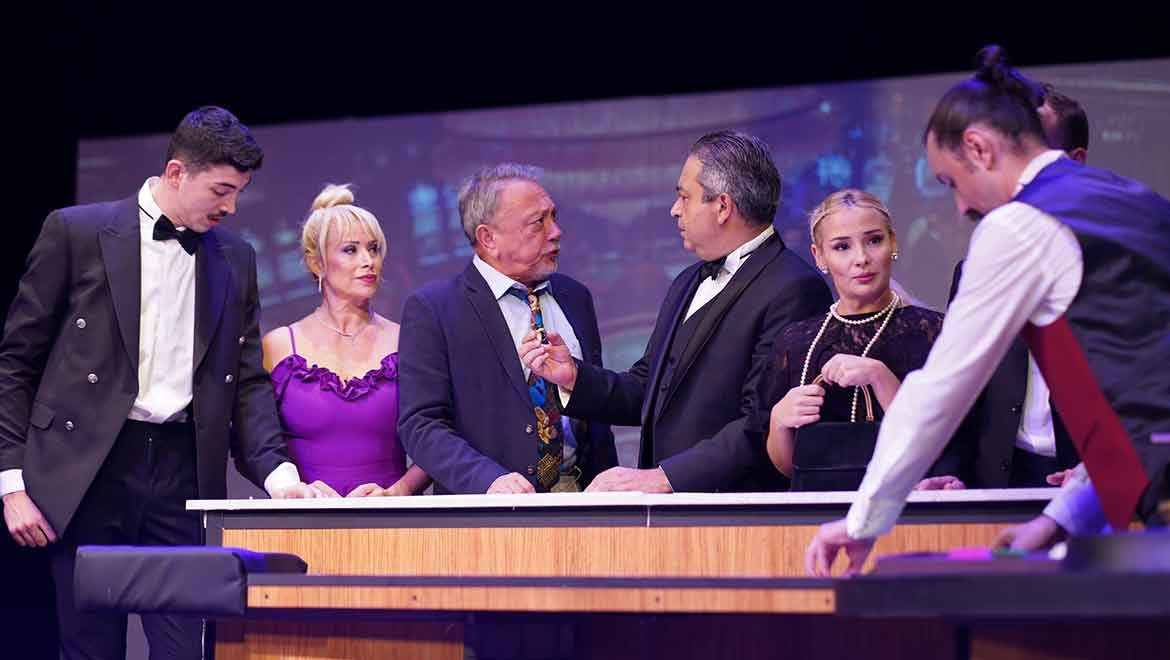 "Kirli, Çürük ve Adi" ile Kahkaha Dolu Bir Gece